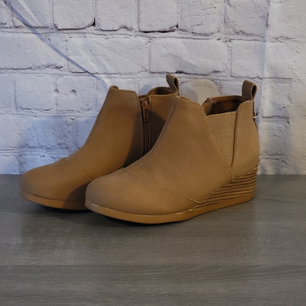 Toms Kelsey wedge booties boots girls 3 NWOT